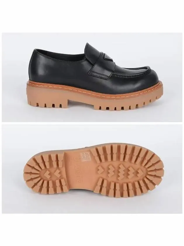 2DE151 070 F0002 Triangle logo leather loafers